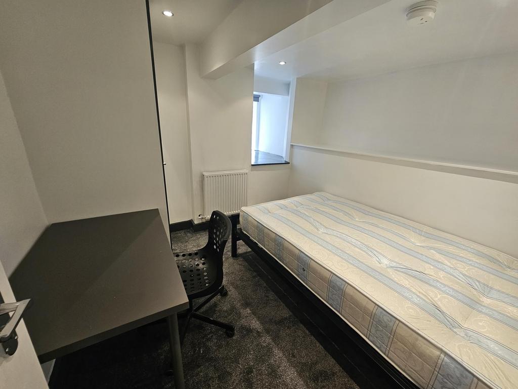 A neat and well-maintained single bedroom featu...