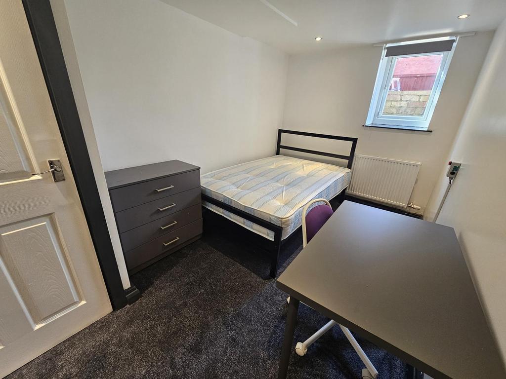 A neat and well-maintained single bedroom featu...