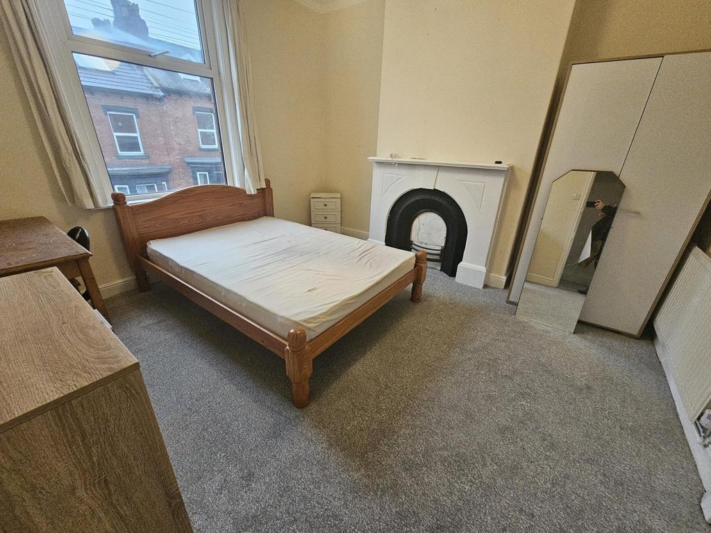 Bright, well-kept double bedroom with a large s...