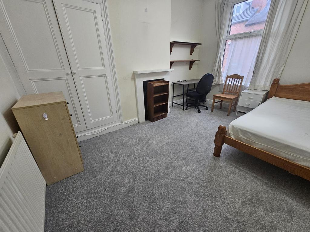 Bright, well-presented bedroom with a double be...