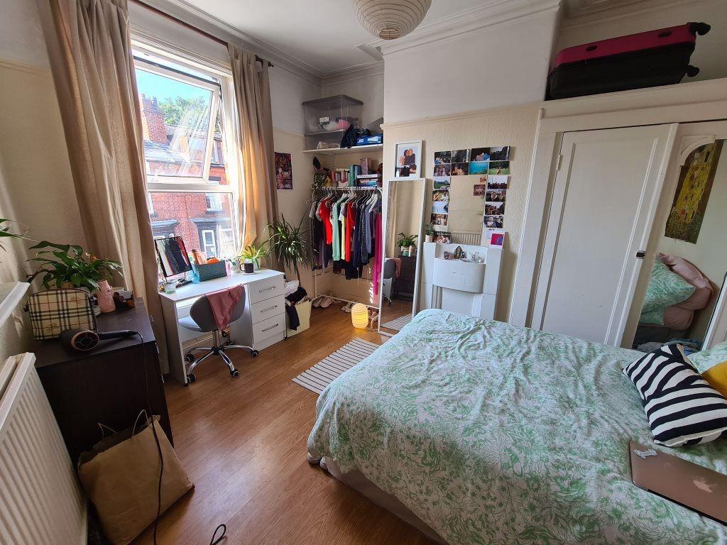 A cozy double bedroom featuring a comfortable b...