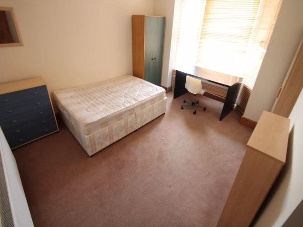 A bright and tidy single bedroom featuring a co...