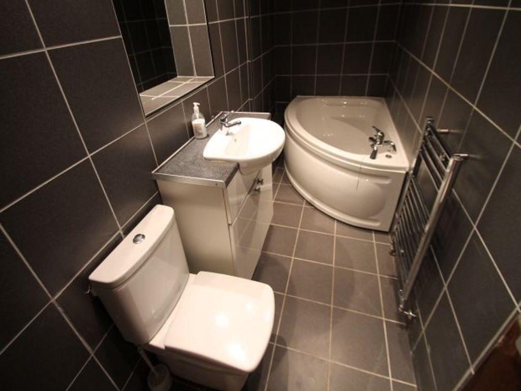 A modern and stylish bathroom suite featuring a...