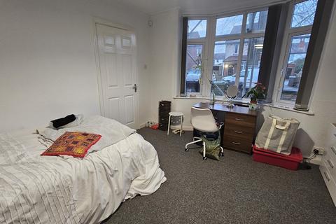 6 bedroom house to rent, Langdale Avenue, Leeds LS6