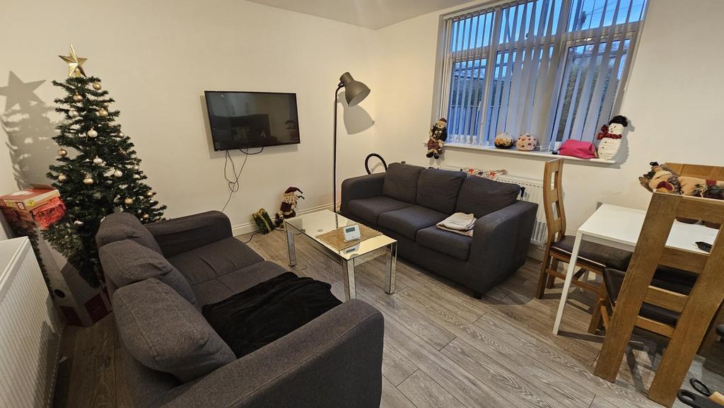 A cozy and well-maintained living room featurin...