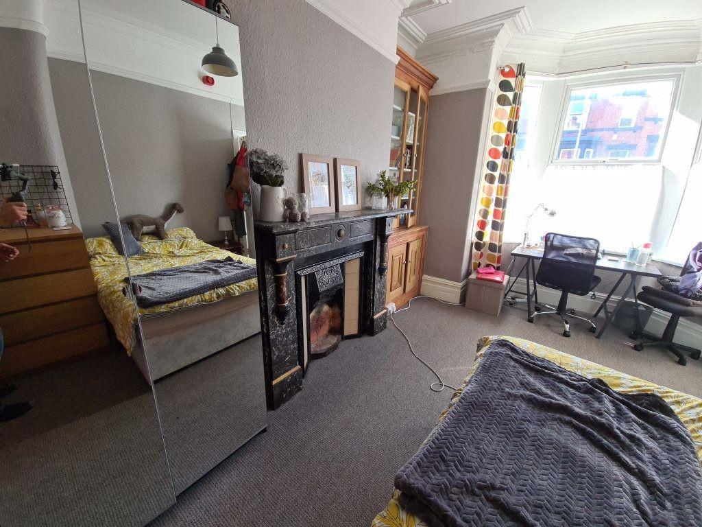 A cozy double bedroom featuring a comfortable b...