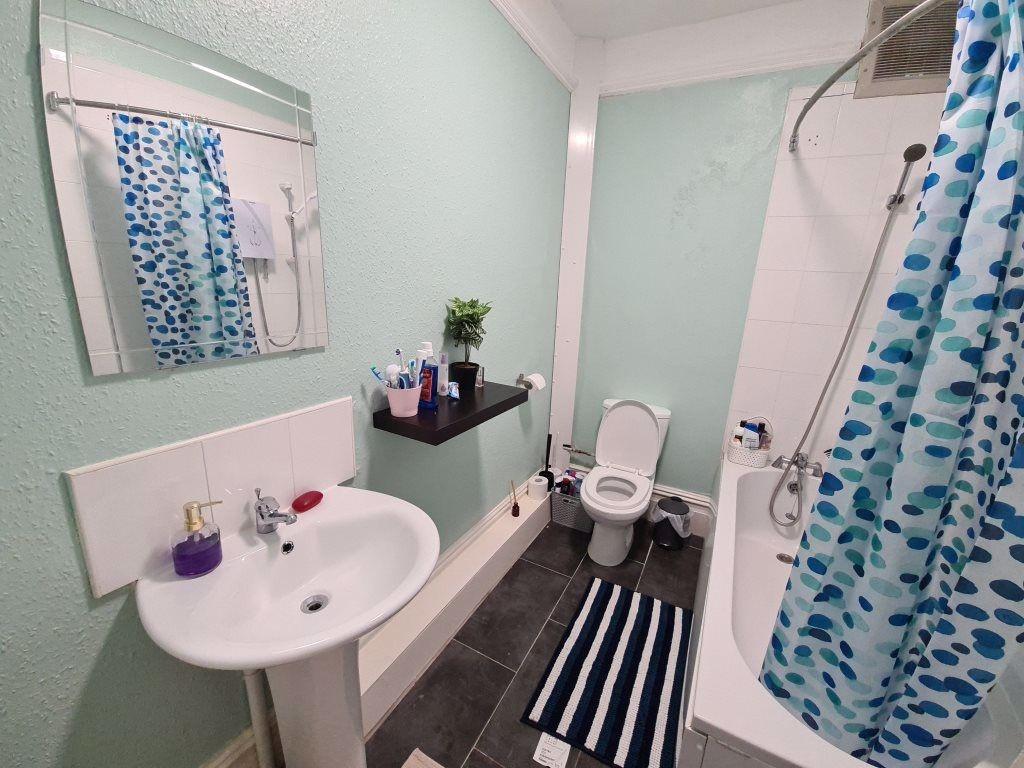 Bright and clean bathroom suite featuring a ful...