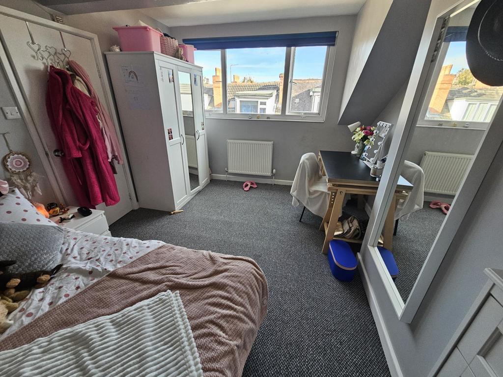A cozy single bedroom featuring a comfortable s...