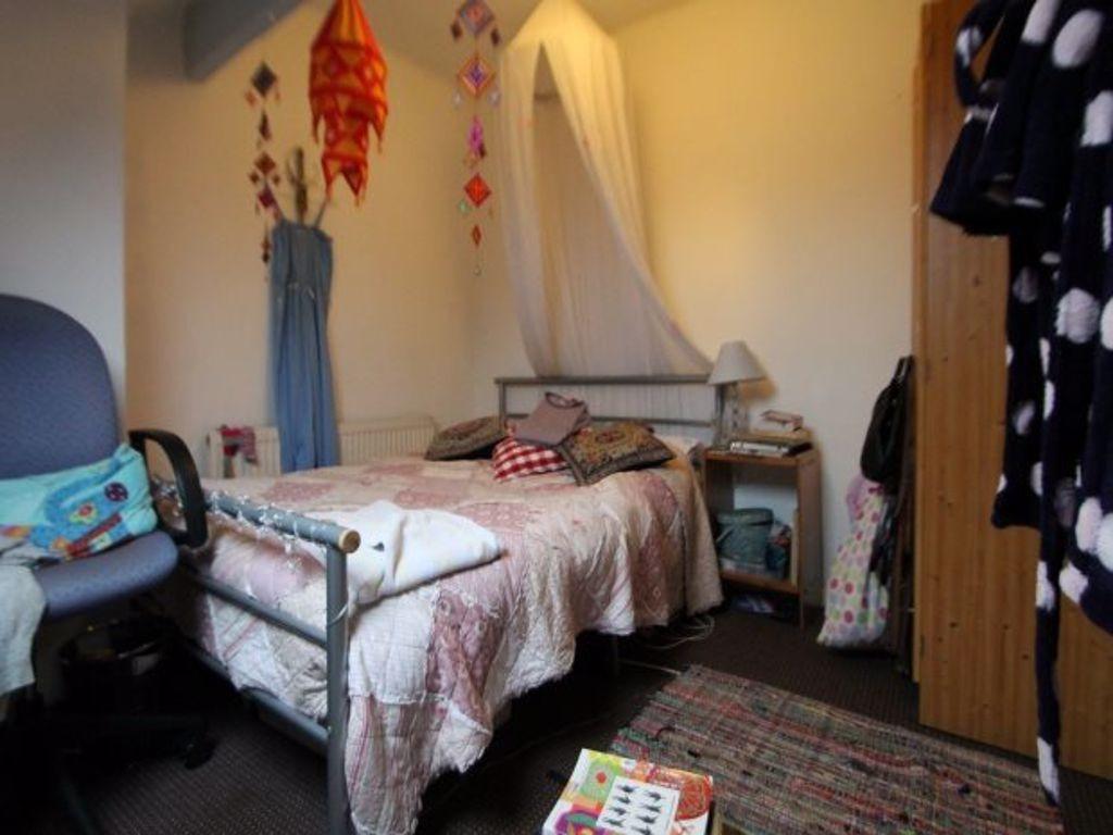 A cozy double bedroom featuring a comfortable d...