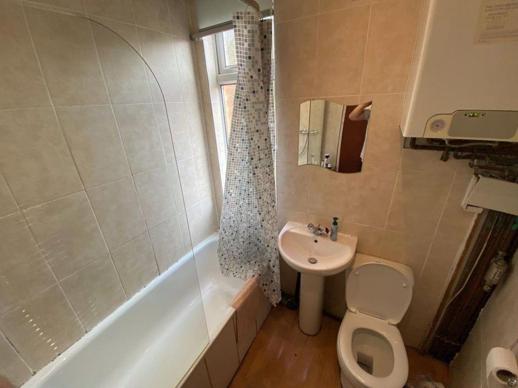 A compact bathroom suite featuring a full batht...