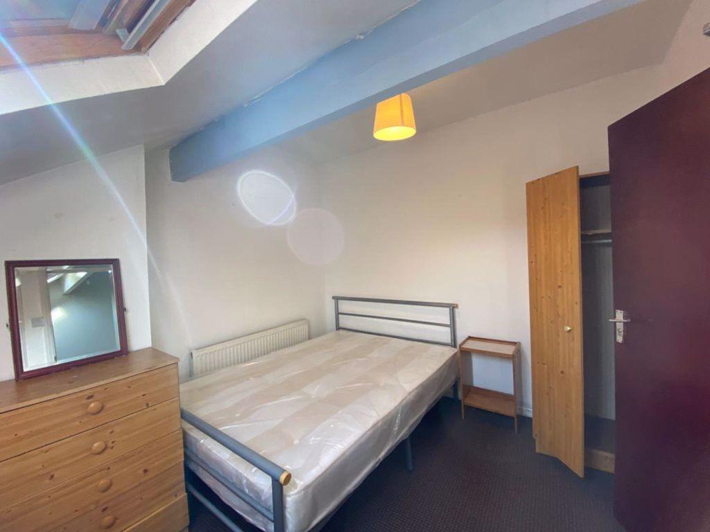 Cozy single bedroom with ample natural light fr...