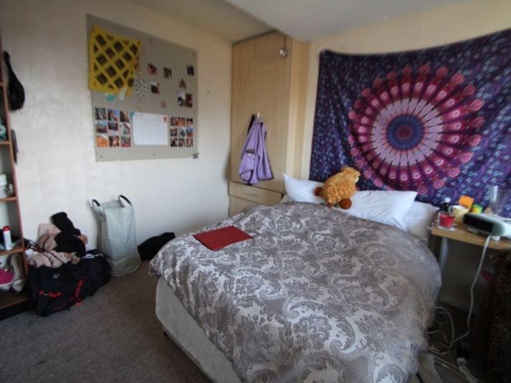 A cozy double bedroom featuring a comfortable b...