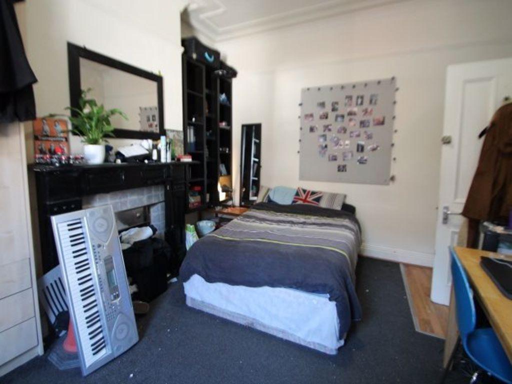 Cozy double bedroom featuring a comfortable dou...
