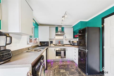3 bedroom end of terrace house for sale, Upton Drive, Burton-On-Trent DE14