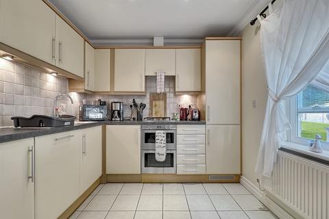 2 bedroom flat to rent, 2 bedroom Ground Floor Flat in Chichester