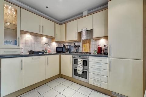 2 bedroom flat to rent, 2 bedroom Ground Floor Flat in Chichester