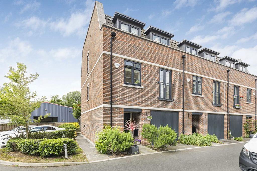 Samuelson House Merrick Road Samuelson Place, Isleworth TW7 3 bed house - £2,995 pcm (£691 pw)
