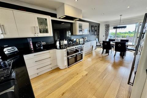 5 bedroom detached house for sale, Ala Road, Pwllheli