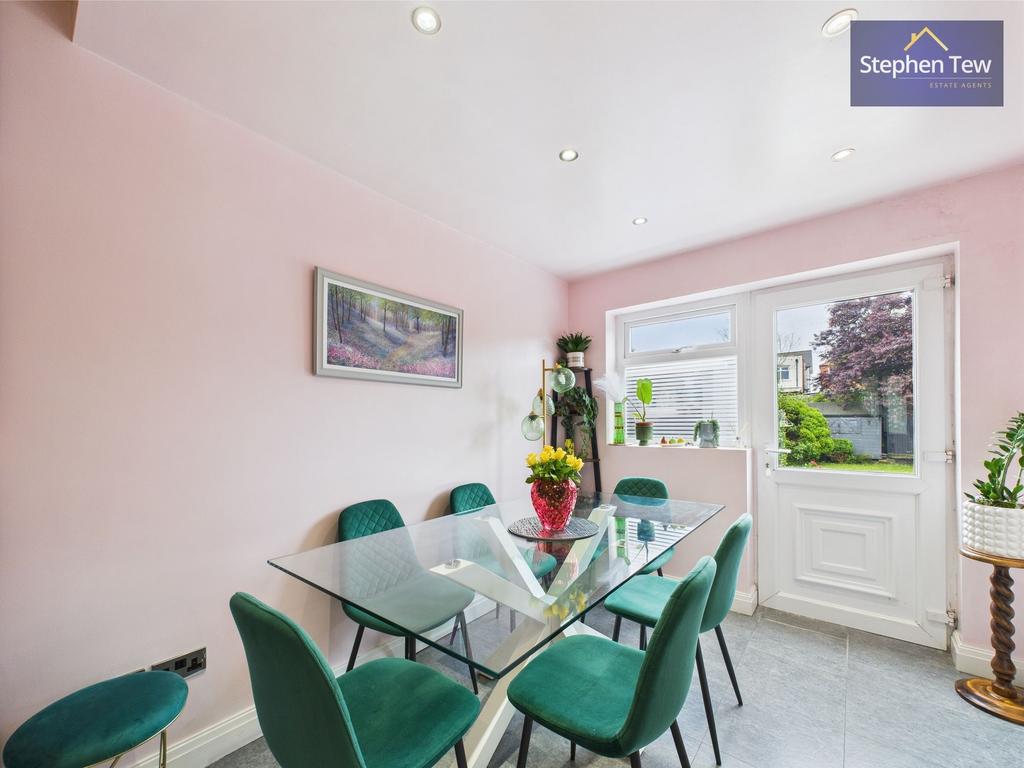Kitchen/ Dining Room