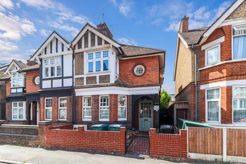 2 bedroom maisonette to rent, Wellington Road, Watford, WD17