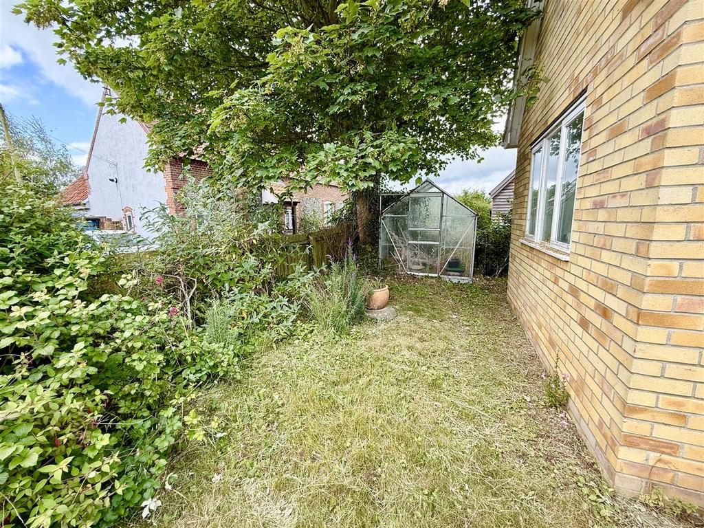 Garden to side