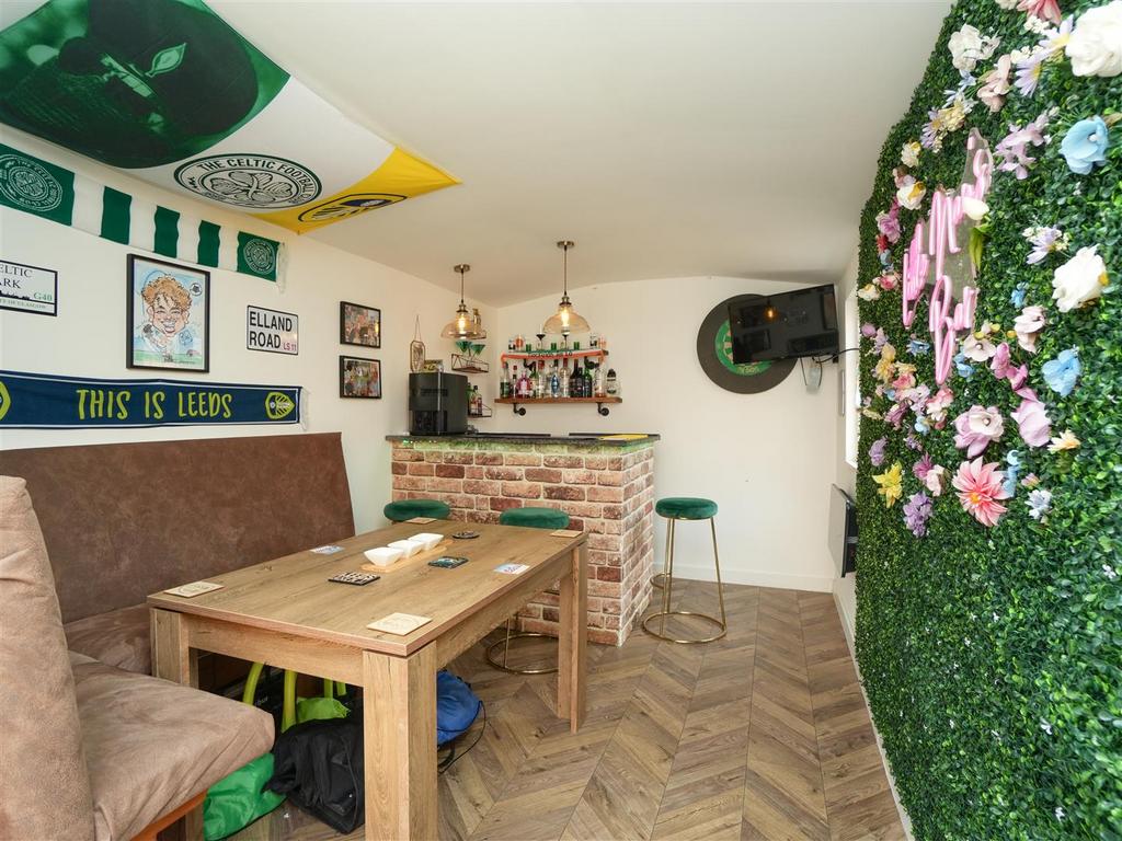 Garden Studio / Bar