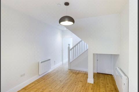 2 bedroom flat to rent, Peascod Street, Windsor, Berkshire, SL4