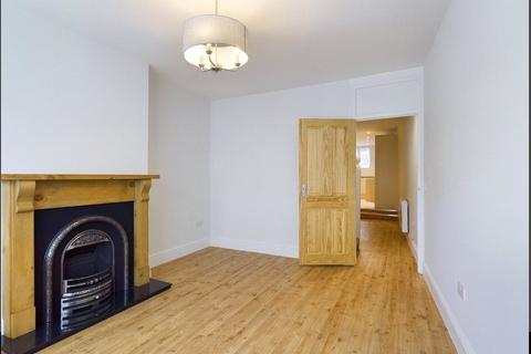 2 bedroom flat to rent, Peascod Street, Windsor, Berkshire, SL4