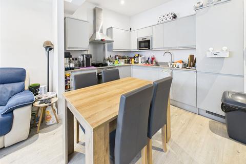 2 bedroom apartment to rent, Second Cross Road, UK