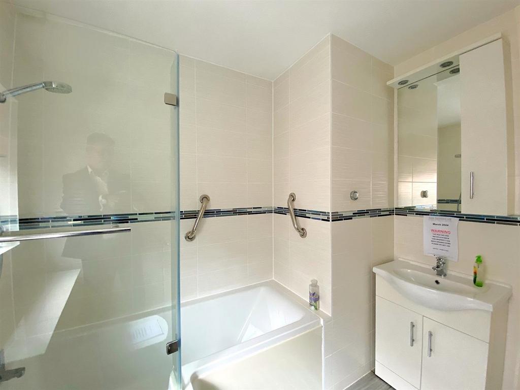 16 Eastergate - Bathroom2.jpg