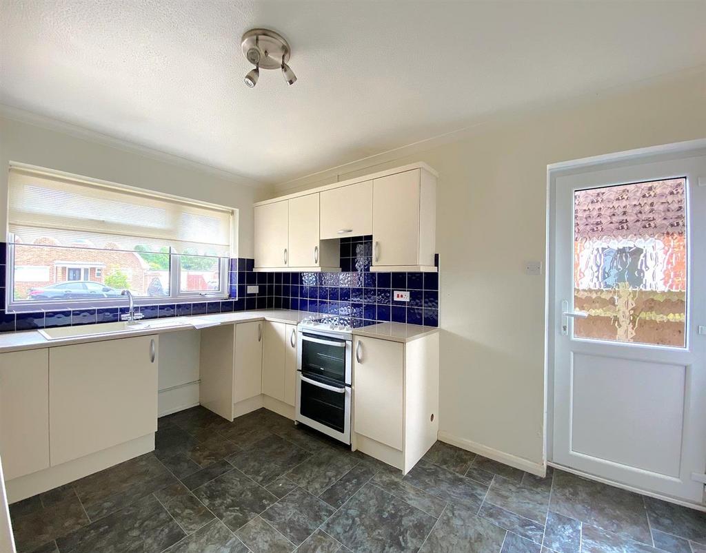 16 Eastergate - Kitchen1.jpg