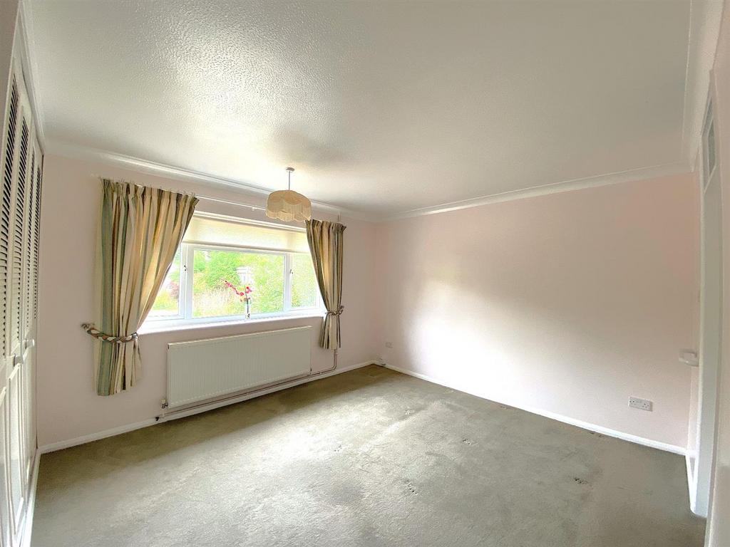 16 Eastergate - Bed2.jpg