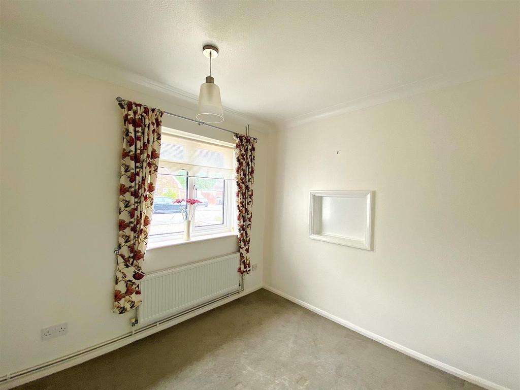 16 Eastergate - Bed1.jpg
