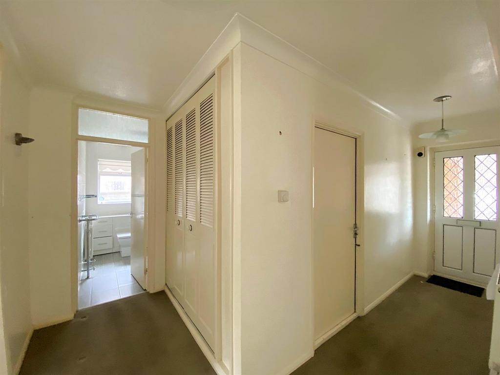 16 Eastergate - Hall.jpg