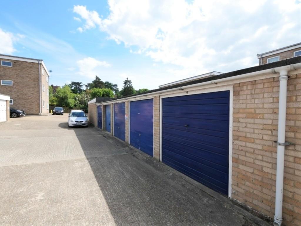 En bloc garages