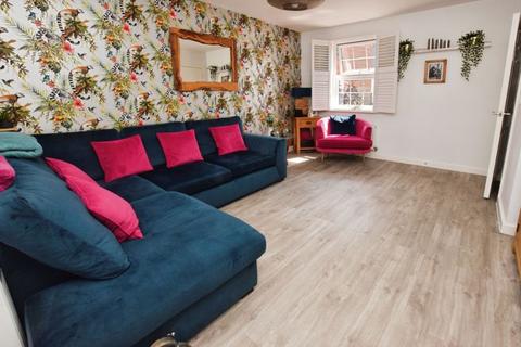 27 Dart Avenue, Exeter, EX2 7FX