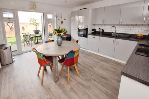 27 Dart Avenue, Exeter, EX2 7FX