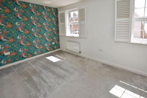27 Dart Avenue, Exeter, EX2 7FX