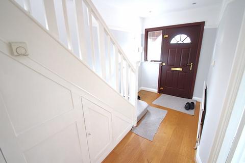 3 bedroom semi-detached house to rent, Lyncroft Avenue, Pinner