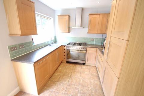 3 bedroom semi-detached house to rent, Lyncroft Avenue, Pinner