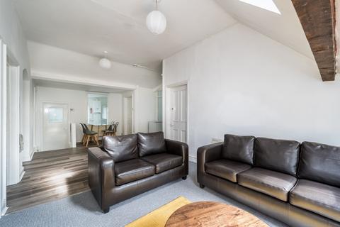 4 bedroom flat to rent, Flat 2, 1A Shaw Lane, LS6 4DH