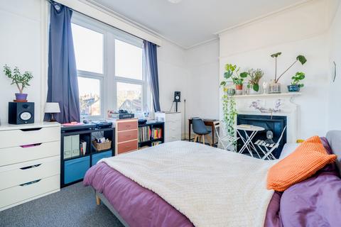 4 bedroom flat to rent, Flat 2, 1A Shaw Lane, LS6 4DH