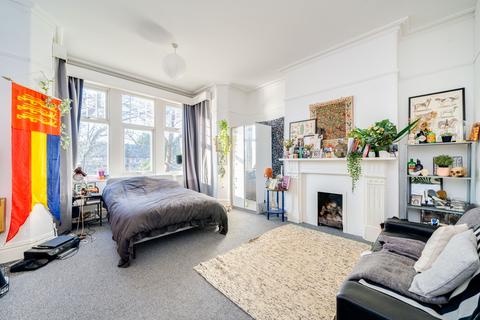 4 bedroom flat to rent, Flat 2, 1A Shaw Lane, LS6 4DH