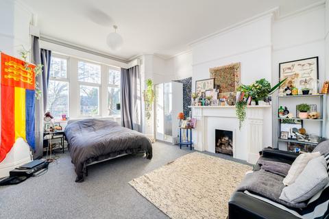 4 bedroom flat to rent, Flat 2, 1A Shaw Lane, LS6 4DH