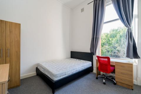 2 bedroom flat to rent, Flat 3, 16 Clarendon Road, LS2 9NN