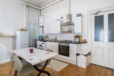 2 bedroom flat to rent, Flat 1, 16 Clarendon Road, LS2 9NN