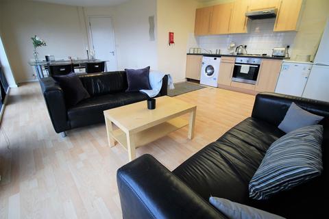 3 bedroom flat to rent, Flat 9, 59-61 Clarendon Road, LS2 9NZ