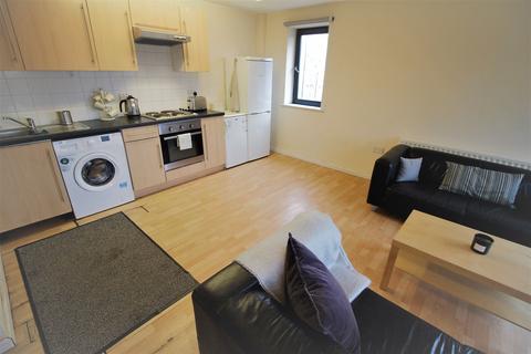 3 bedroom flat to rent, Flat 9, 59-61 Clarendon Road, LS2 9NZ