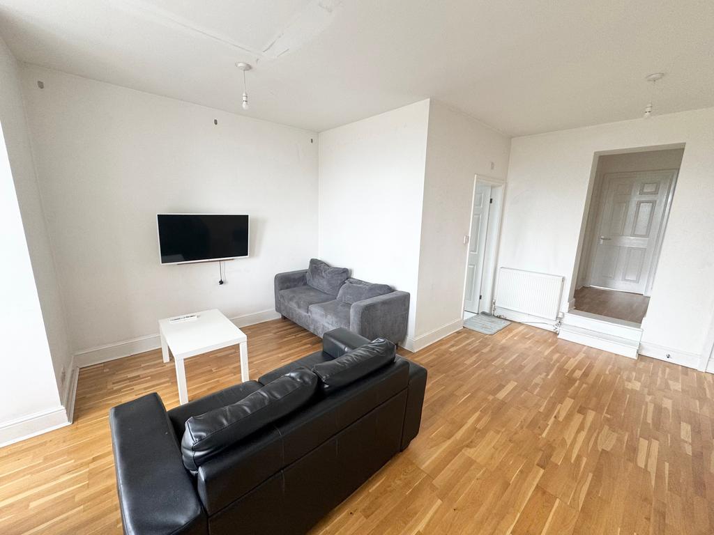 Apartment in Leeds, West Yorkshire - View 2
