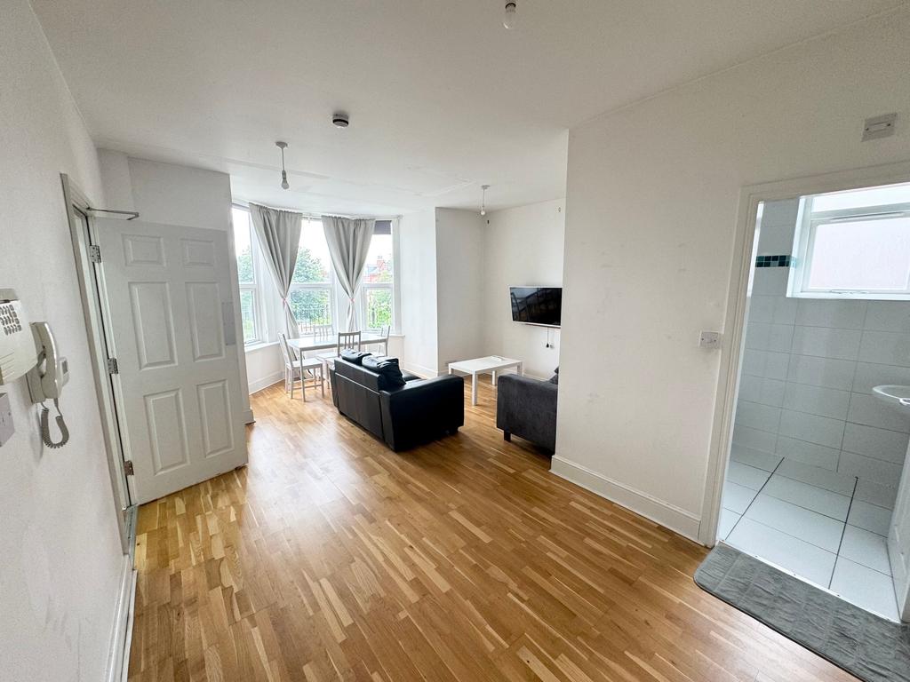 Apartment in Leeds, West Yorkshire - View 3